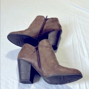 Fergalicious by Fergie Women's Brown Block Heel Zip Ankle Boots Shoes Size 9.5